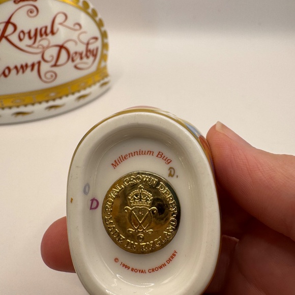 Royal Crown Derby "Millennium Bug" bone china paperweight 1999. Gold Stopper. - Picture 2 of 2
